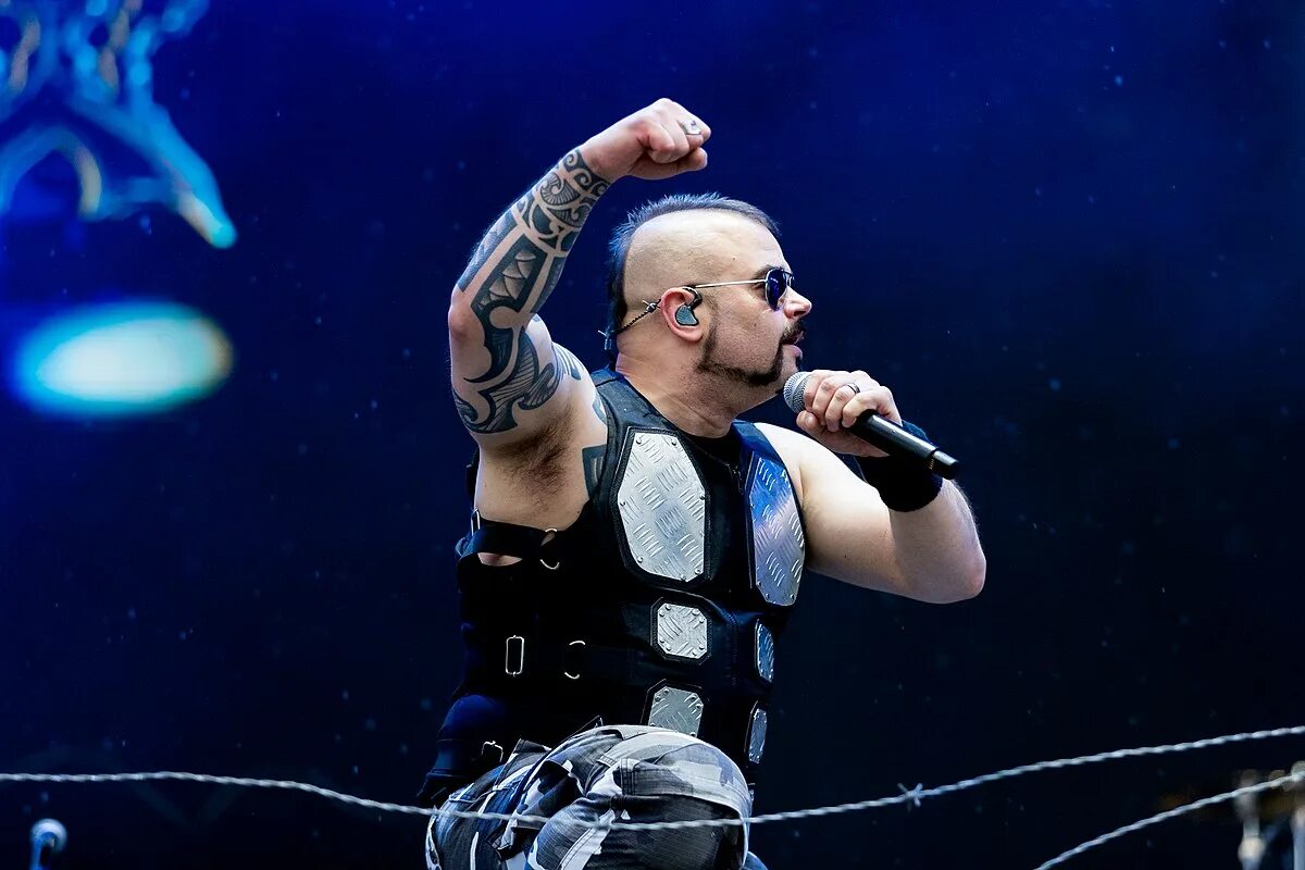 Sabaton back. Солист Сабатон. Сабатон Санкт Петербург 2020. Сабатон 2020 год СПБ. Сабатон концертный тур 2021.