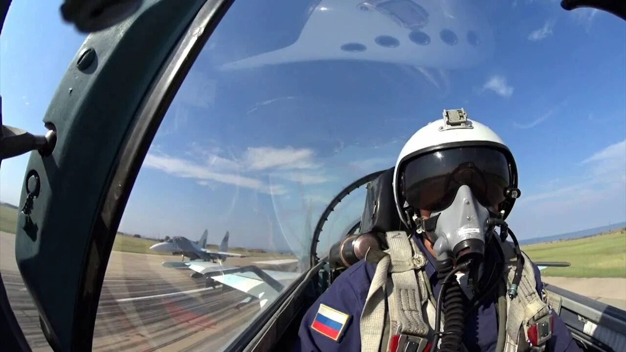 Видео полета первого человека. Пилот истребителя Баттерфилд 4. Летчик истребитель Су-27. Су-27 кабина. Пилот в кабине истребителя Су 27.