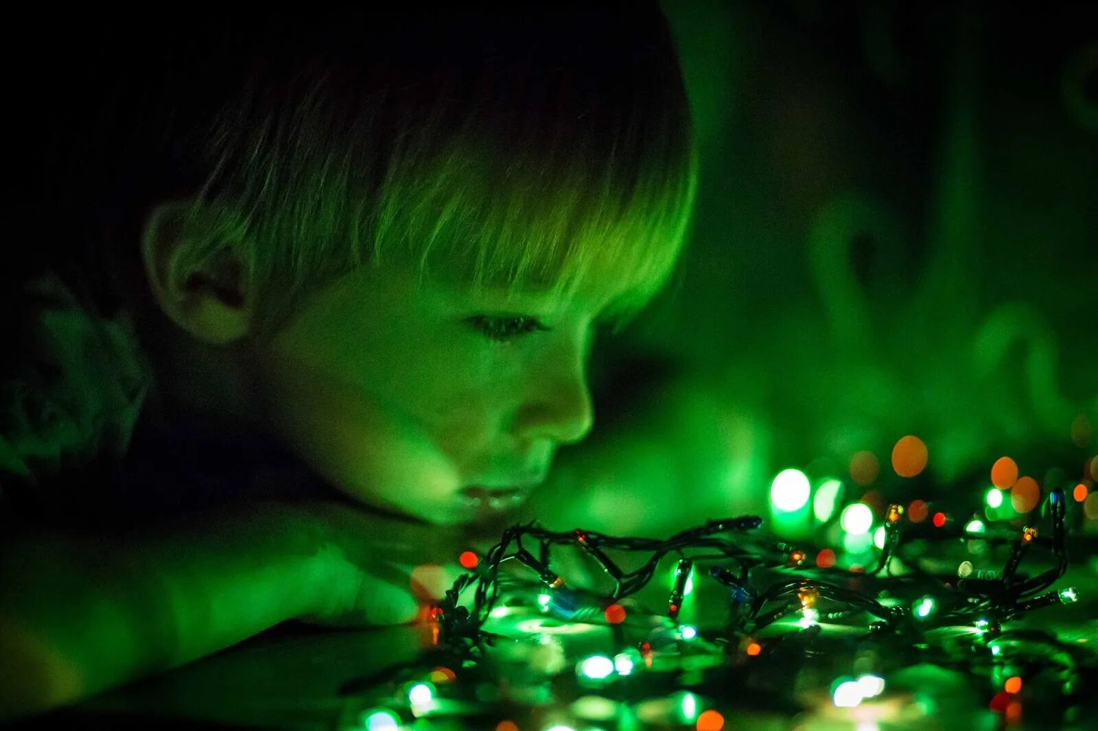 фотосессия с гирляндой дома. девочка с гирляндой. девушка в гирлянде в темноте. девушка гирлянды новый год. фотосессия дети с гирляндой.