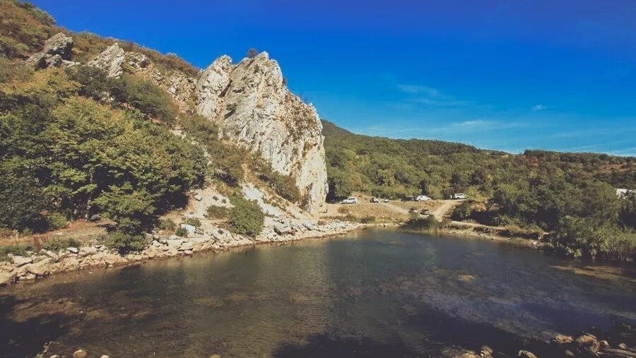 Скала красный камень краснокаменка. Озеро каменное тверская область. Краснокаменка гурзуф озеро. Краснокаменка ялта озеро. Красные скалы рускеакаллио на паанаярви.
