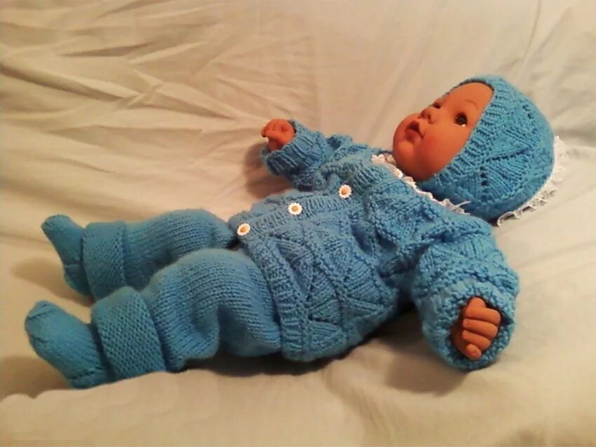 Комбинезон для новорожденного спицами. Вязание комбинезона для новорожденного на спицах. Вязание новорожденным для начинающих видео. Вязаные вещи для новорожденных спицами. Вязаный костюм для новорожденного мальчика.