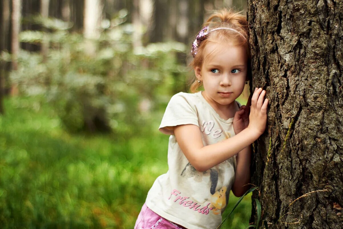 Молодой маленький. Девочка на дереве. Фотосессия детей у дерева. Дерево для детей. Подросток девочка на дереве.