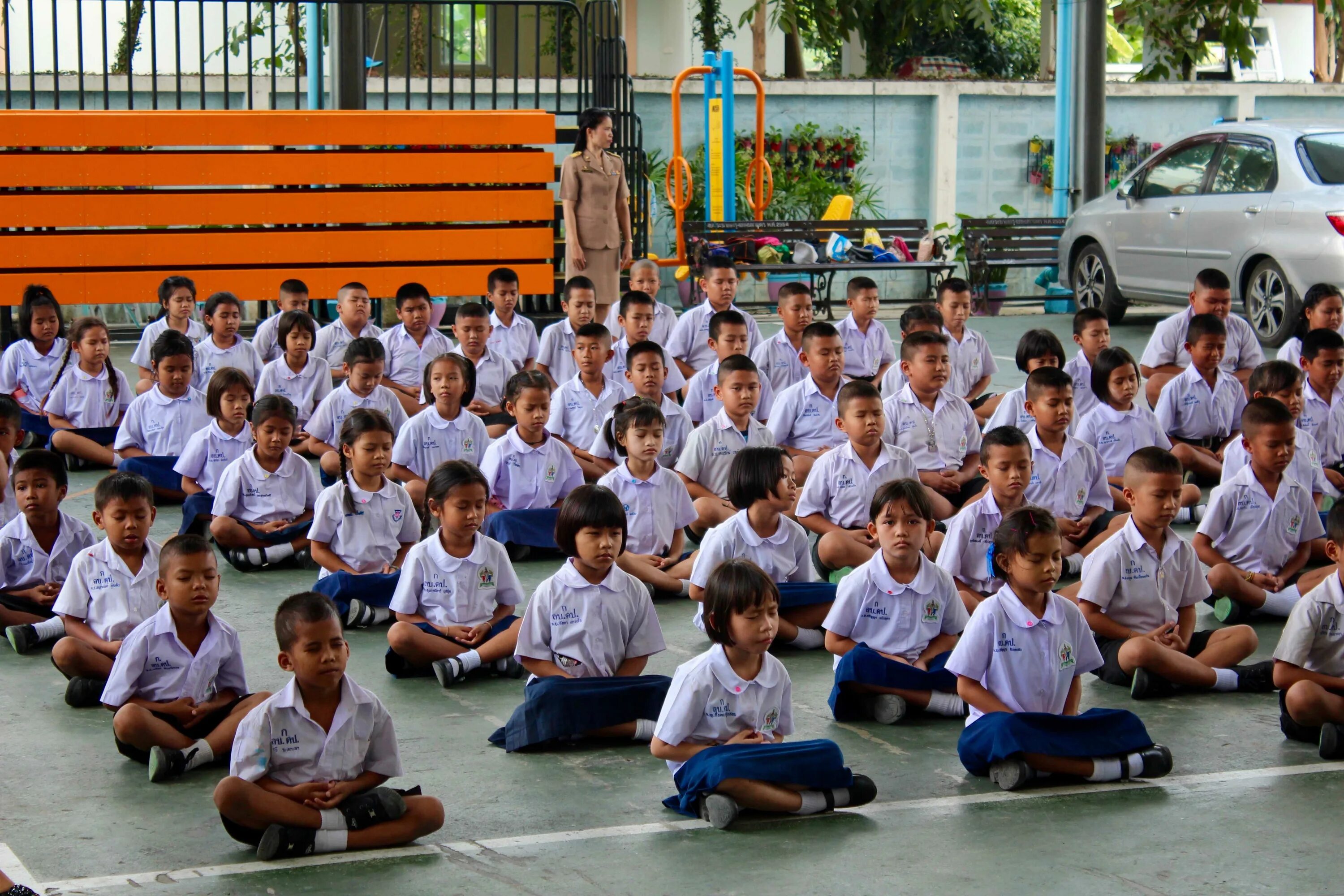 Юные тайцы. Школы в Тайланде. Школьная форма в Тайланде. Форма в школах Тайланда. Средняя школа в Таиланде.