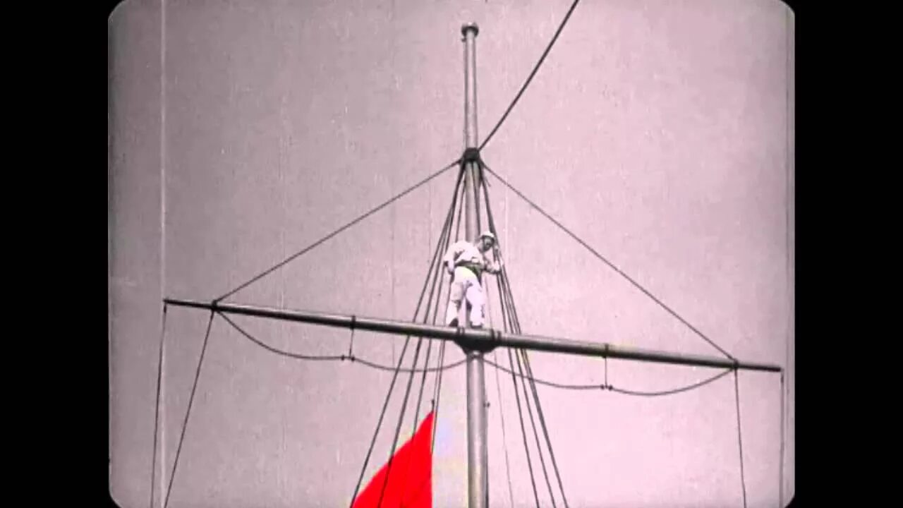 Броненосец потемкин 1925. Броненосец потемкин флаг. Броненосец потемкин фильм 1925 красный флаг. Броненосец “потёмкин”(1925) реж. ).