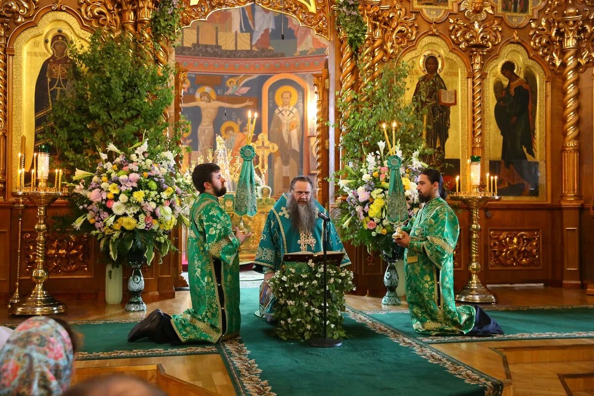 Престольные года. Праздник Святой Троицы в Дивеево. Дивеево храм праздник Троица. Служба в Троицком храме Дивеево 2022. Троица богослужение.