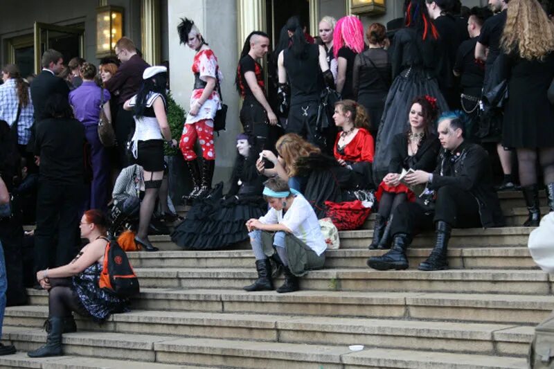 Собрание готов. Готический фестиваль (wave gotik treffen). wave-gotik-treffen в городе лейпциг. фестиваль готов в лейпциге. готы толпа.