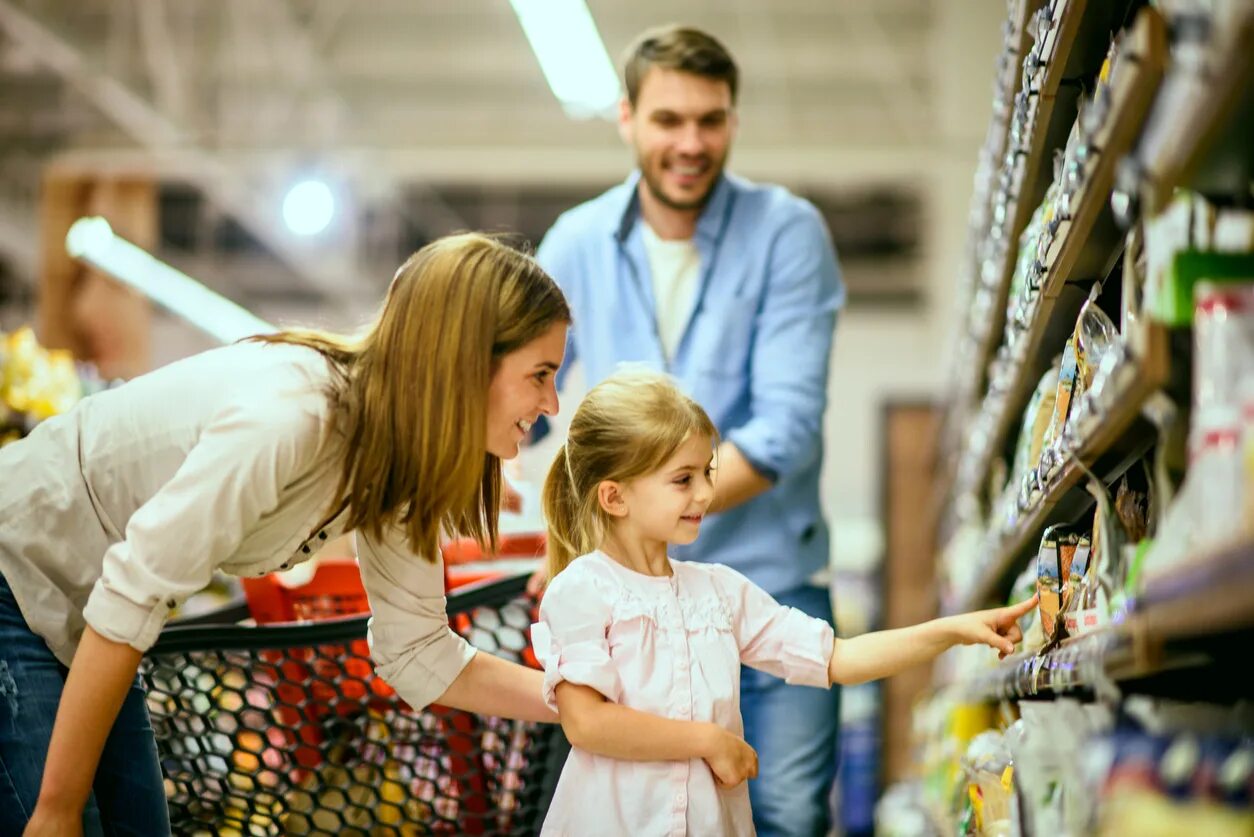 Family 1 shop. Семья в магазине. Семья с покупками. Дети с покупками. Семейный шопинг с детьми.