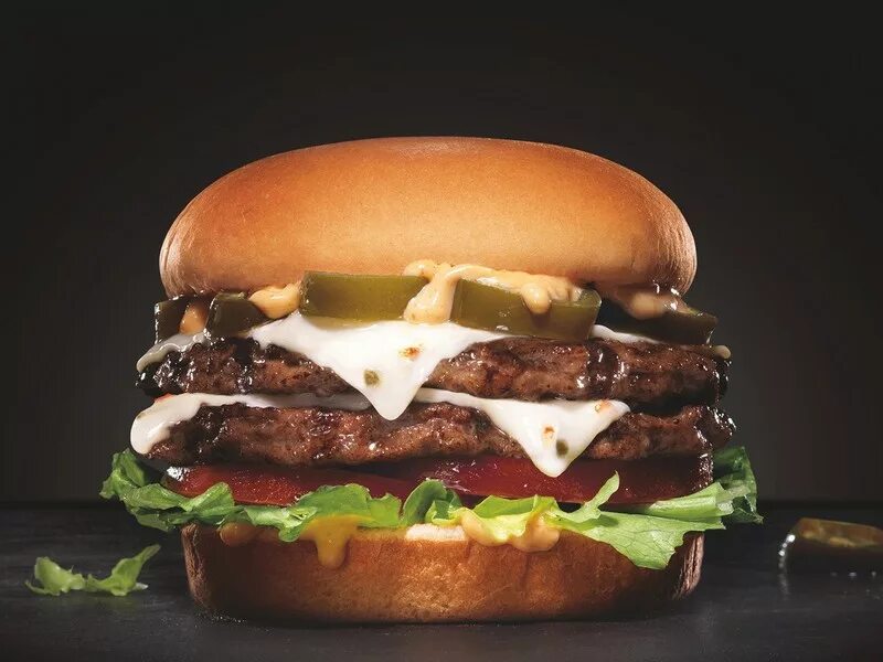 Уличный бургер. Мы что идем есть бургеры звук. Sound burger. Мы что идем есть бургеры звук. Человек ест бургер.