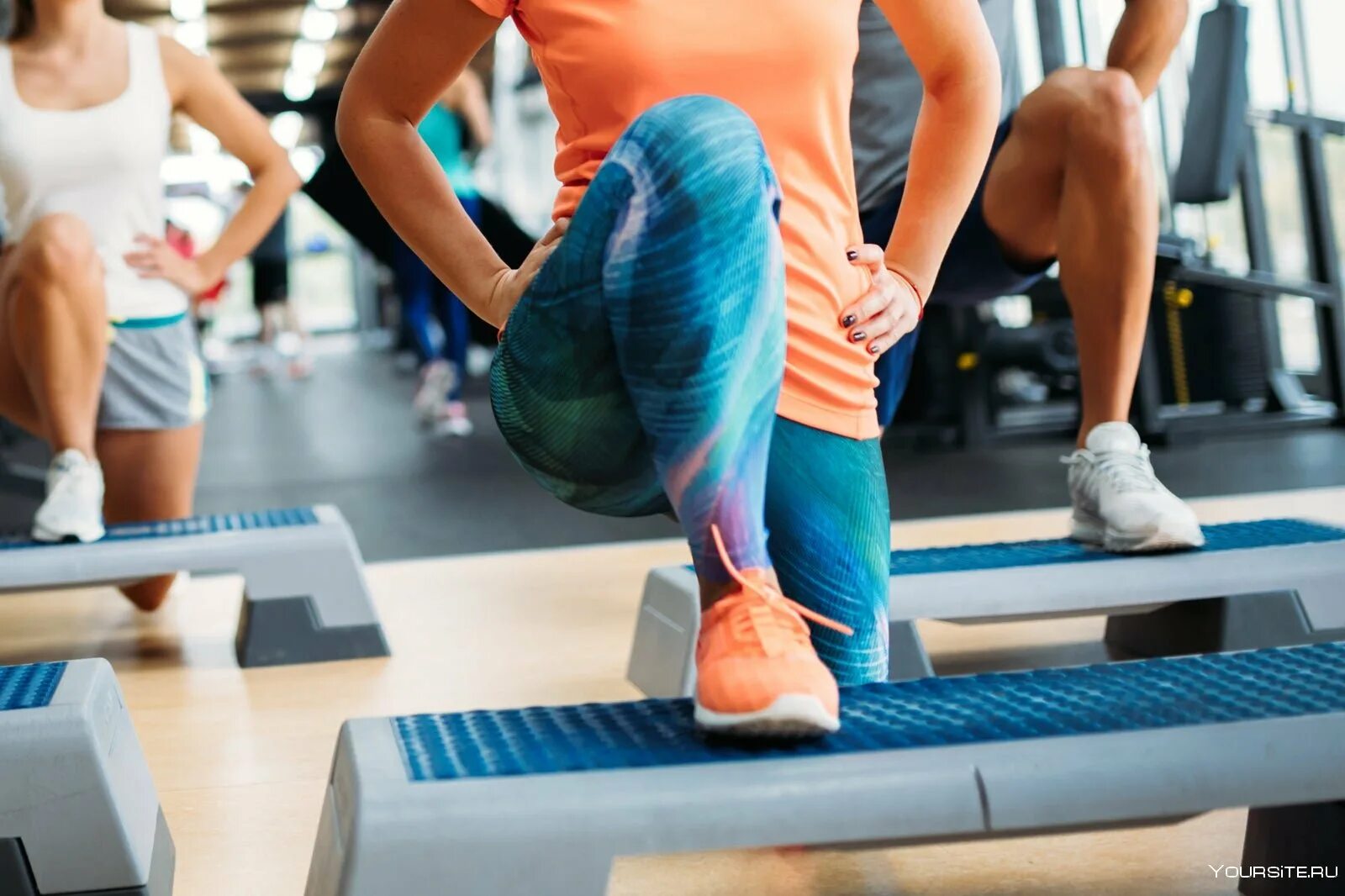 Спорт утром. Фитнес утро. Физические упражнения. Стретчинг. Фитнес утром.