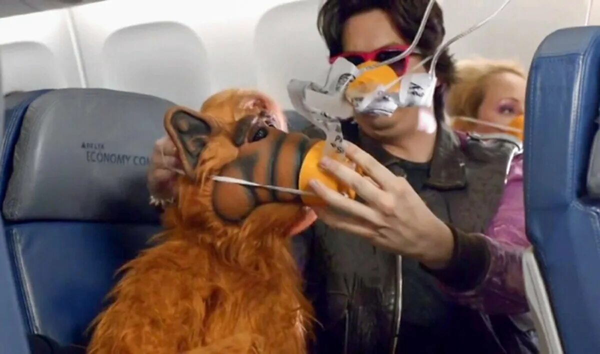 Люди в самолете. Кислородная маска в самолете. Маска самолета для детей. Селфи в самолете. Маски детям в самолете.