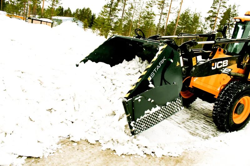 Мини погрузчик jcb 155 уборка снега. Фронтальный погрузчик yutong 952а. Трактор bobcat для уборки снега. Трактор jcb снегоуборщик. Bobcat s185 снегоуборка.