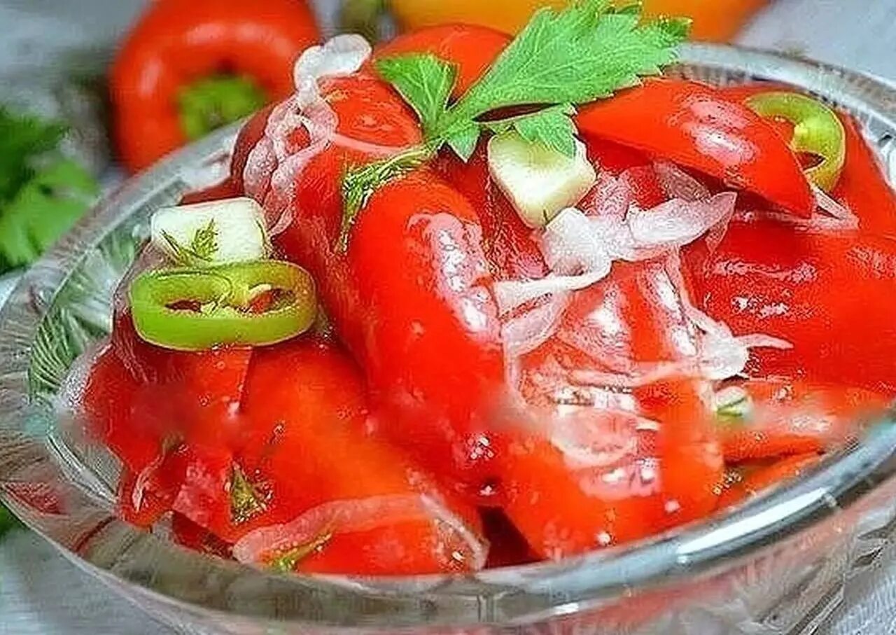 Перец болгарский маринованный быстрого приготовления на закуску. Маринованный перец. Перец болгарский маринованный быстрого приготовления на закуску. Печеный болгарский перец. Маринованный болгарский перец.