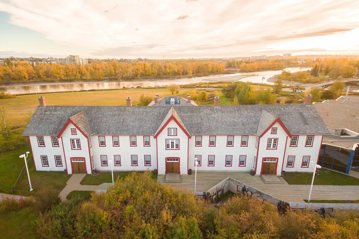 Форт калгари. Fort calgary калгари. форт-калгари достопримечательности. русская община в калгари.