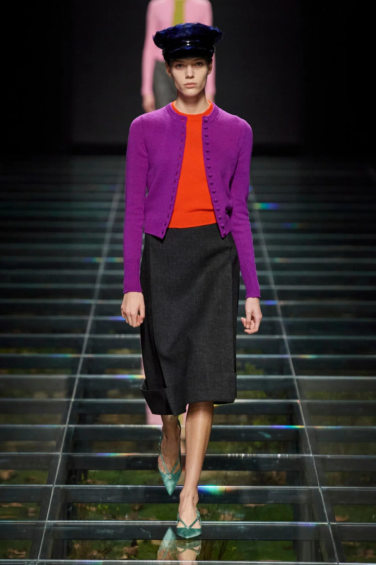 Фуражки, сапоги и бантики: как прошел показ Prada? Sobaka.ru