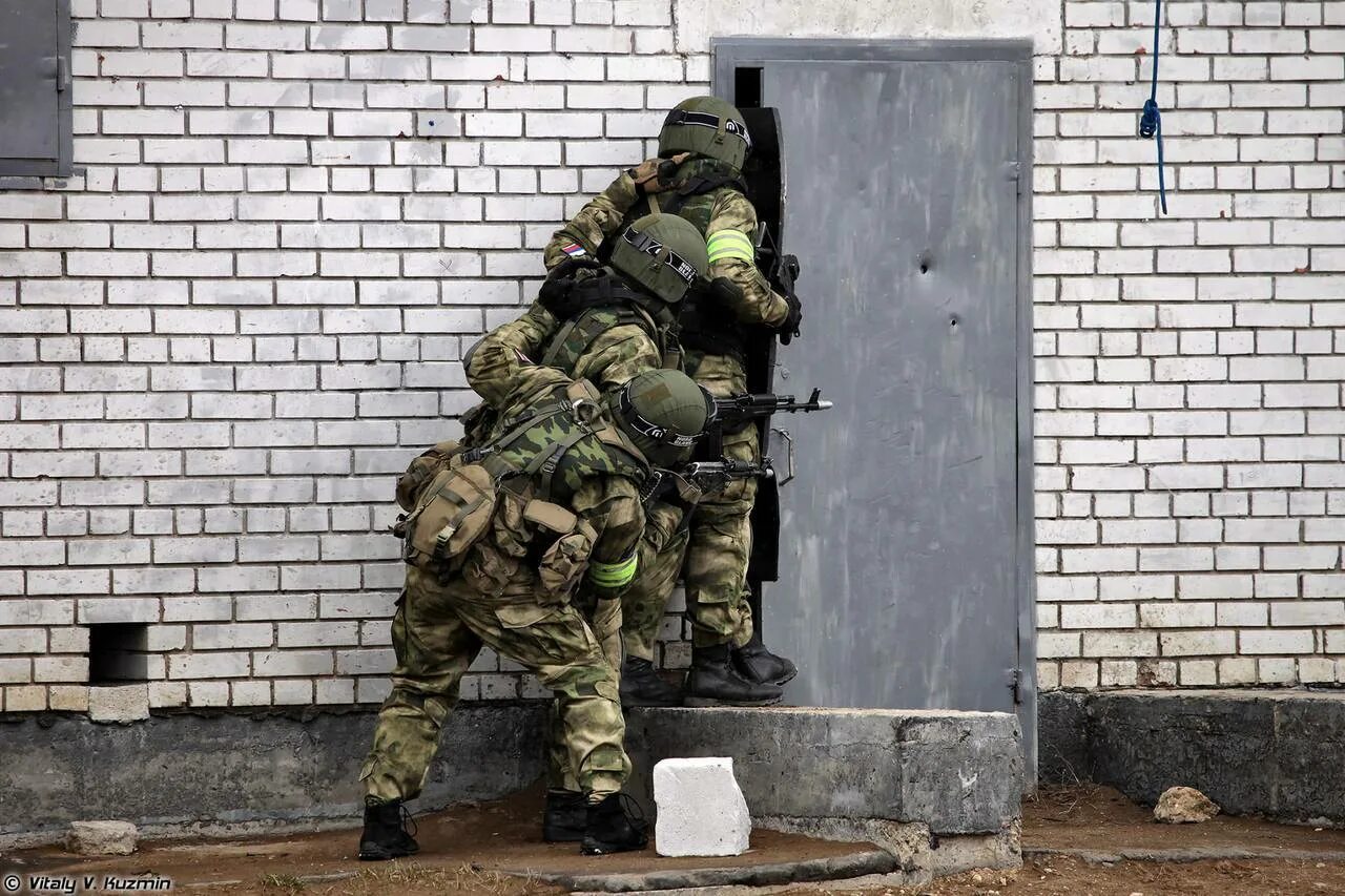 Штурм здания. Цсн фсб штурм. собр штурм здания. цсн вв мвд. спецназ в здании.
