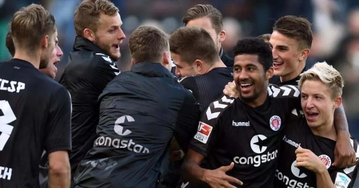 Сан паули в гамбурге. Санкт паули. Фк санкт паули германия. Фортуна кёльн. St pauli футбольный клуб.