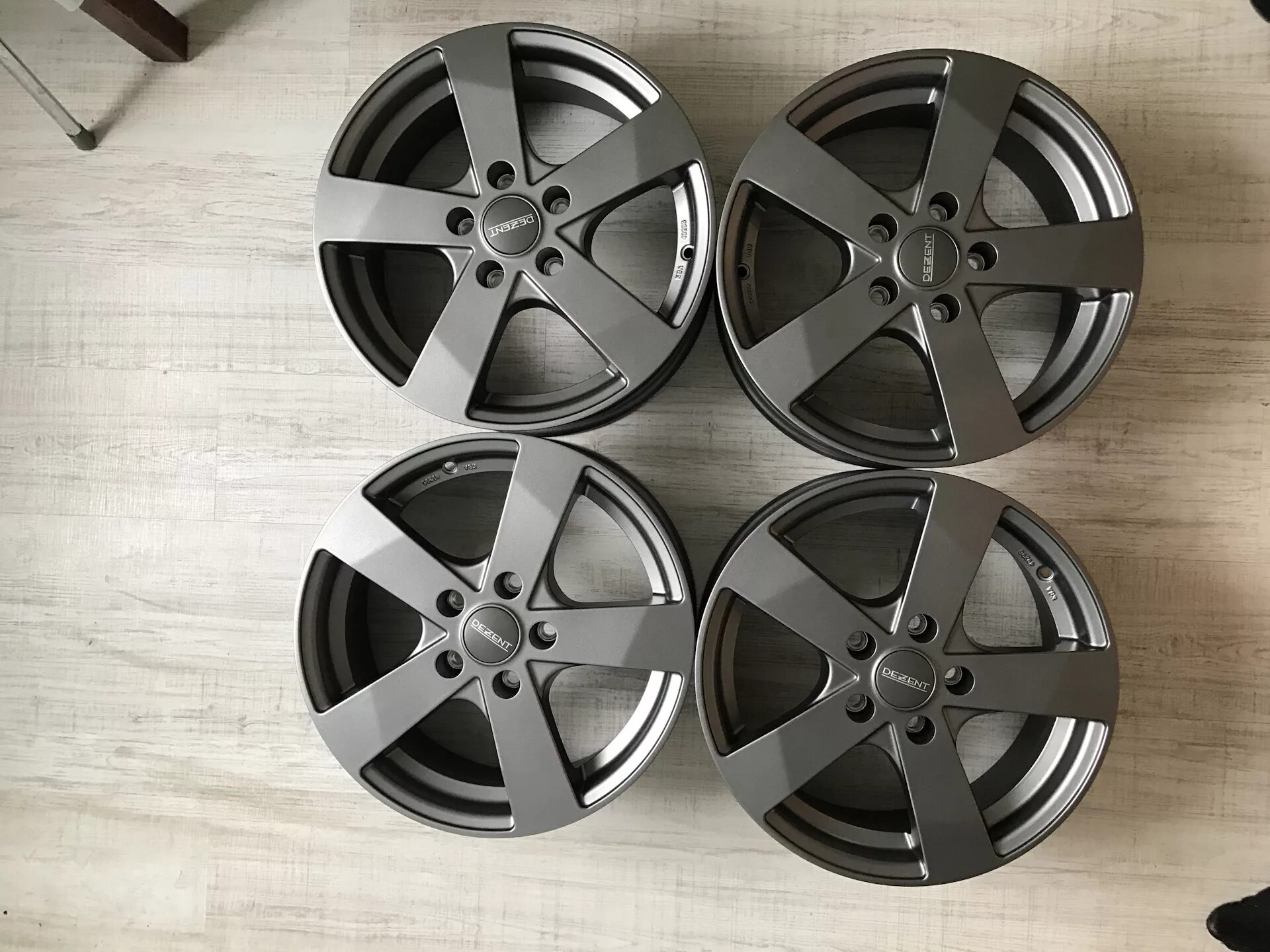 Литые диски 16 5 108. Диски dezent r16. dezent td graphite r15. литой диск dezent td r16. диски dezent td graphite.