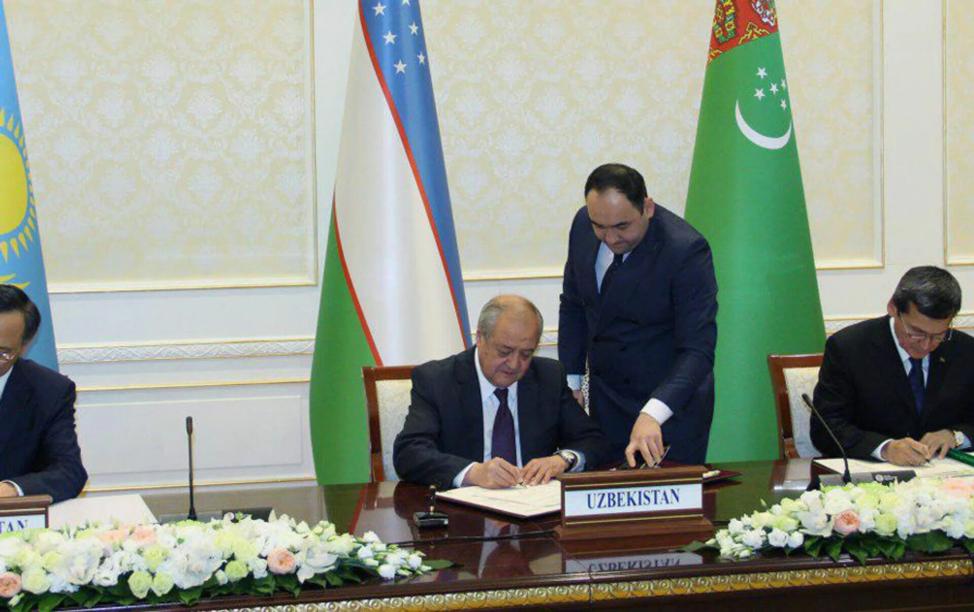 Мид узбекистан v turkmenistane. Флаг казахстана. Правительство республики казахстан. Бизнес в узбекистане. Токаев в узбекистане.