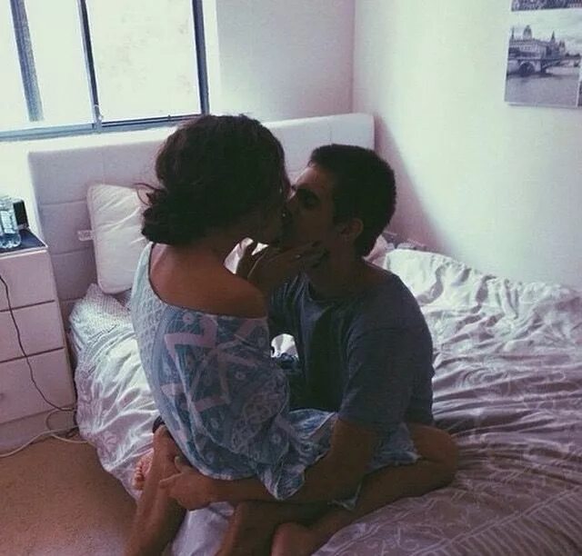 Эстетика любви подростков. Парень обнимает девушку в зеркале. Селфи парочек. Девушка с каре с парнем. Парень и девушка обнимаются дома.