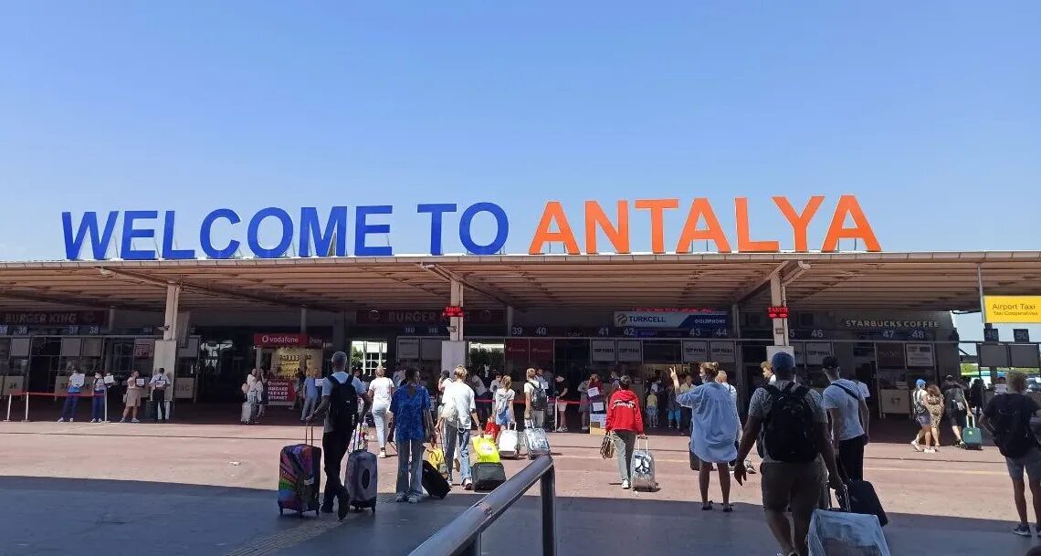 Забастовки в анталии аэропорт. Россияне в анталии. Драка в турецком отеле. Аэропорт анталия терминал 2. Аэропорт анталия 2022.