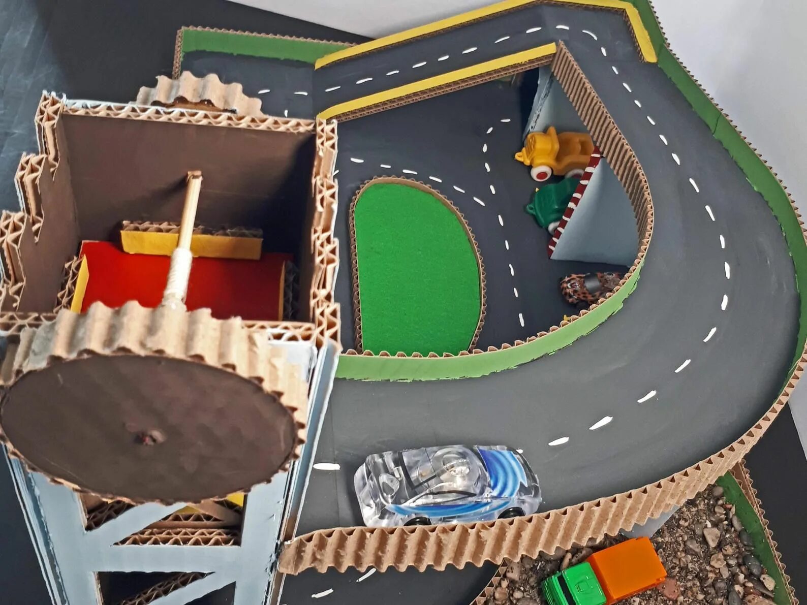 Дорога для машинок. Трассы для машинок на радиоуправлении. Автодорога своими руками для детей. Сделай дорогу сам. Дорога для машинок для детей.