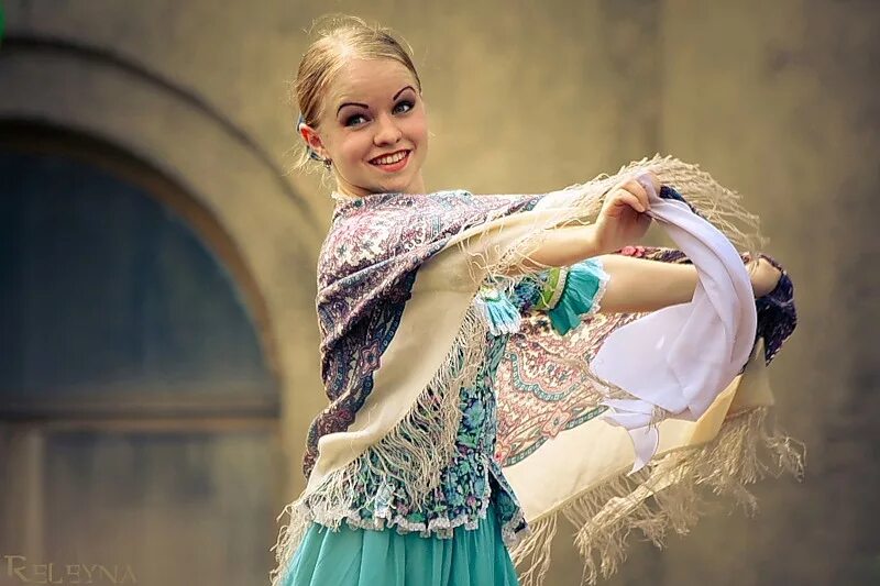 Танец с платками. Русский танец с платками. С шалью танцевала. Танец с шалью.