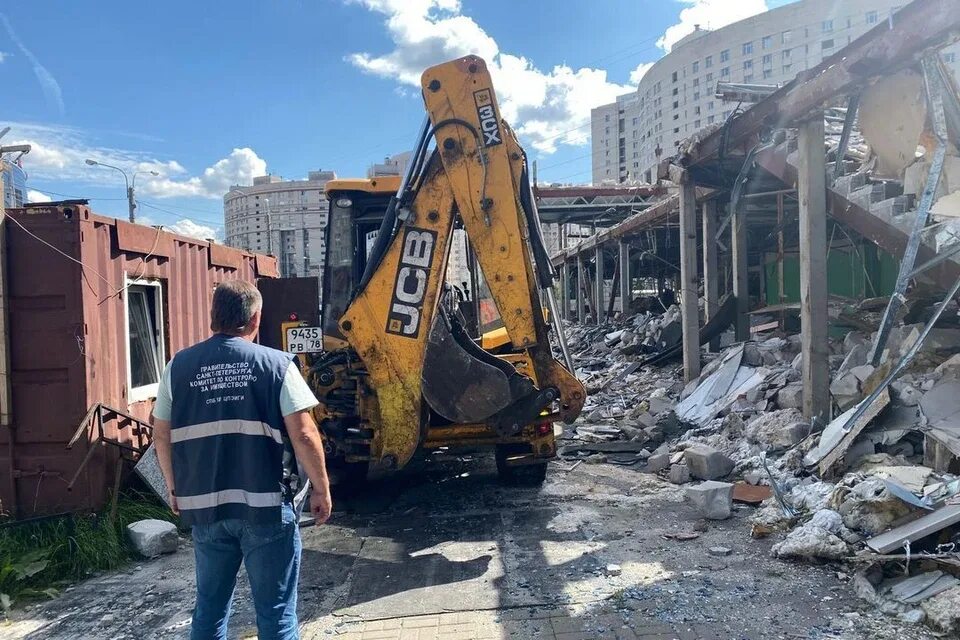 Снос тц мир. Демонтаж зданий. стройка. демонтаж незаконных построек. снос торгового центра.