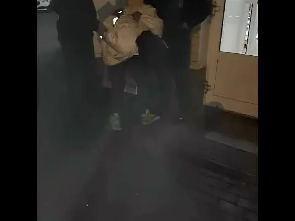 Толпа девушек издевается над девушкой. Толпа девушек издевается над девушкой