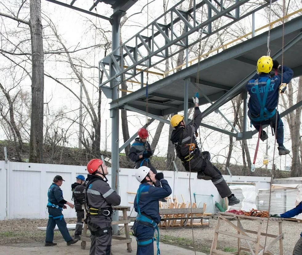 Безопасности в строительстве 4. Работы на высоте. Работник на высоте. Обучение работам на высоте. Монтажные площадки на высоте.