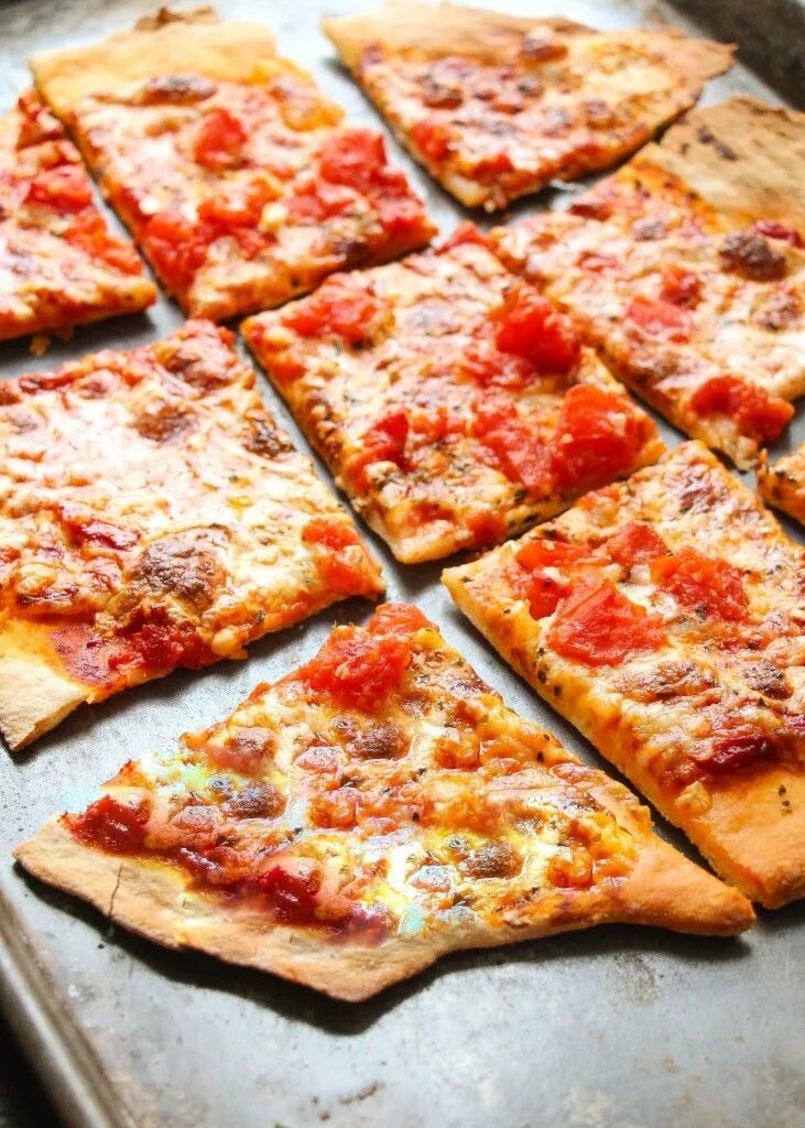 Простая пицца дома рецепт. Вкусная пицца. Пицца домашняя. Красивая пицца домашняя. Пицца на тонком тесте.
