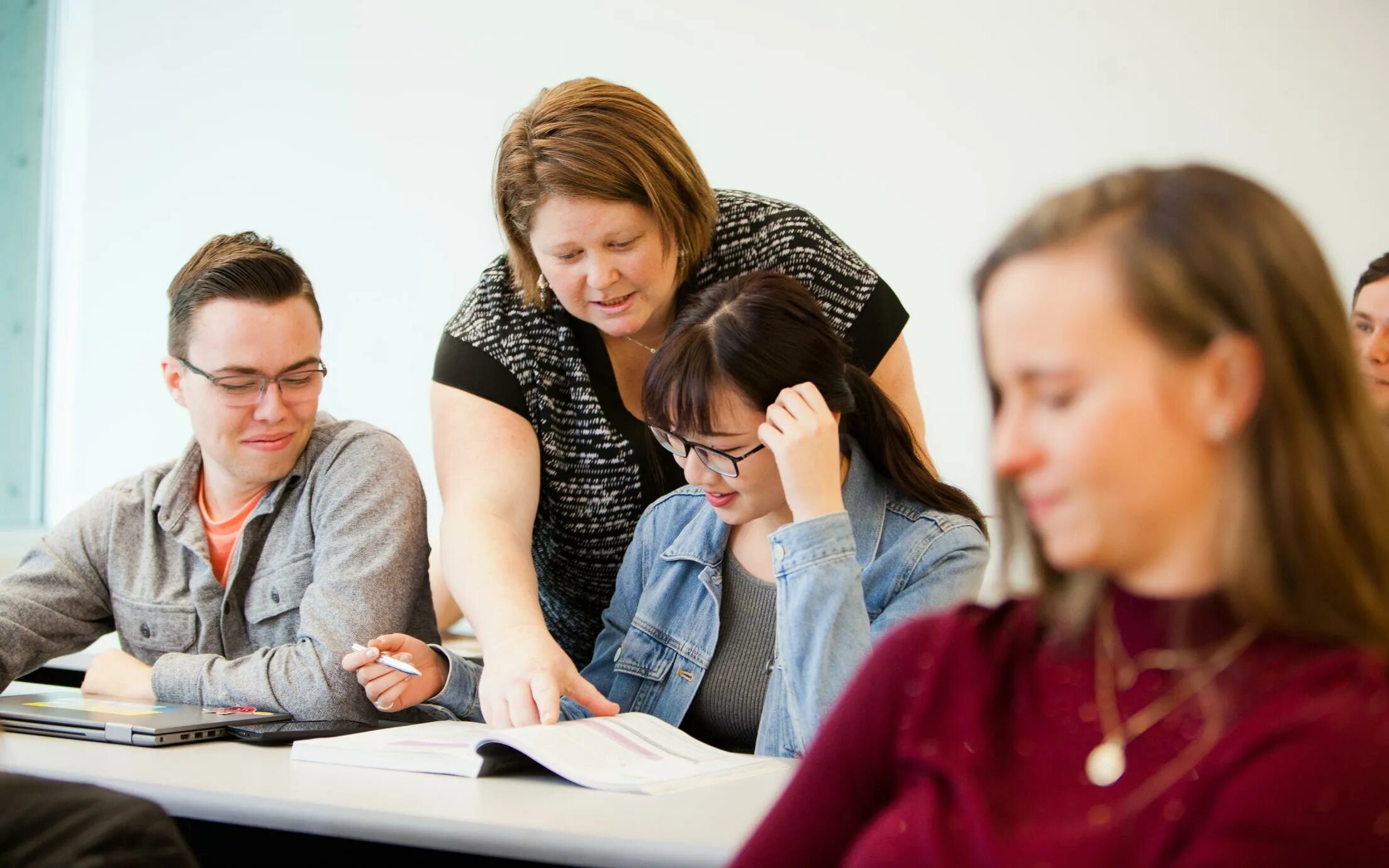 Teachers сайт. Foreign language teacher. Learning a Foreign language фото. Language teaching. Картинка teaching Foreign languages.