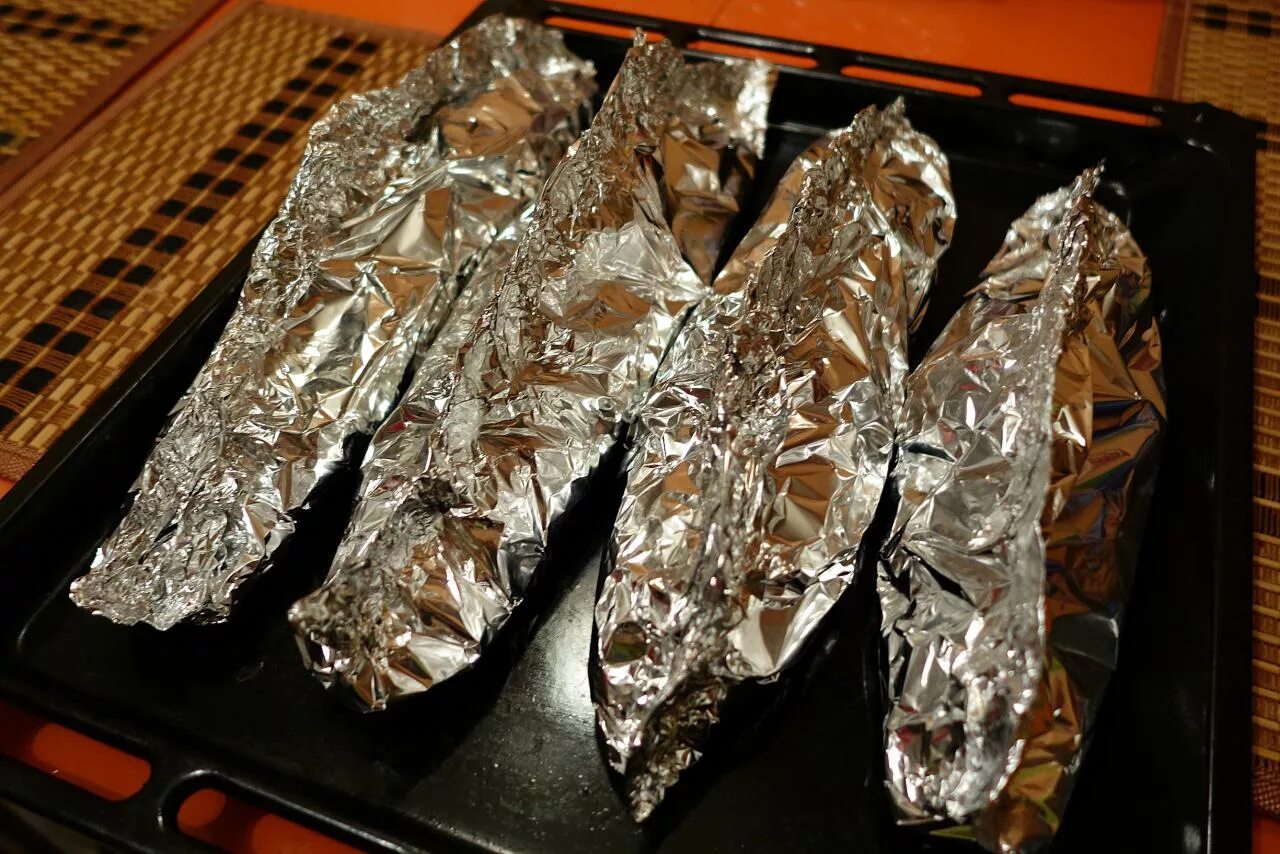 сколько в духовке готовится форель в фольге. рыба запеченная в фольге. семга запеченная в фольге. сколько в духовке готовится форель в фольге. форель запеченная в духовке целиком.