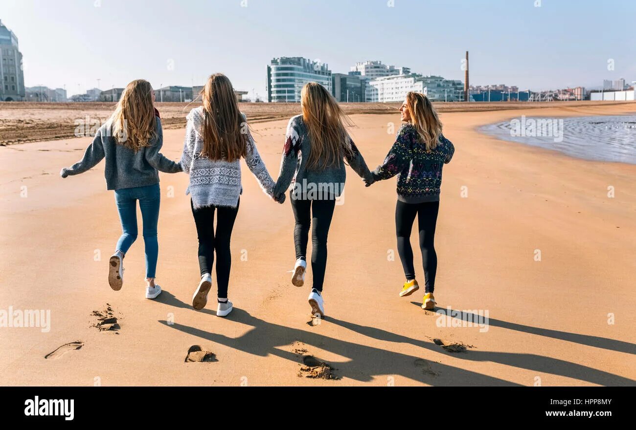 Четверо подруг ошибка. 4 Подруги бегут. 4 Девочки повернувшиеся спиной. Четыре подруги бегут в даль. Фотография где все девушки повернулись.