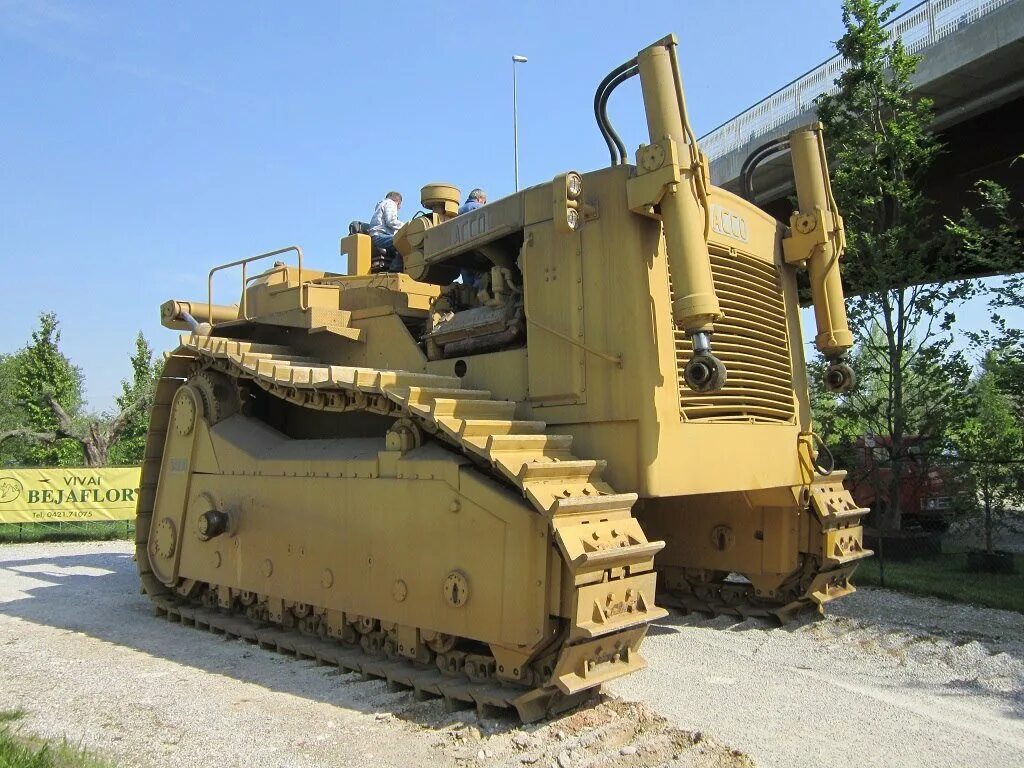 Бульдозер давай. Комацу 575 бульдозер. Komatsu d575a-3 SD. Бульдозер acco Dozer. Самый большой Катерпиллер бульдозер в мире.