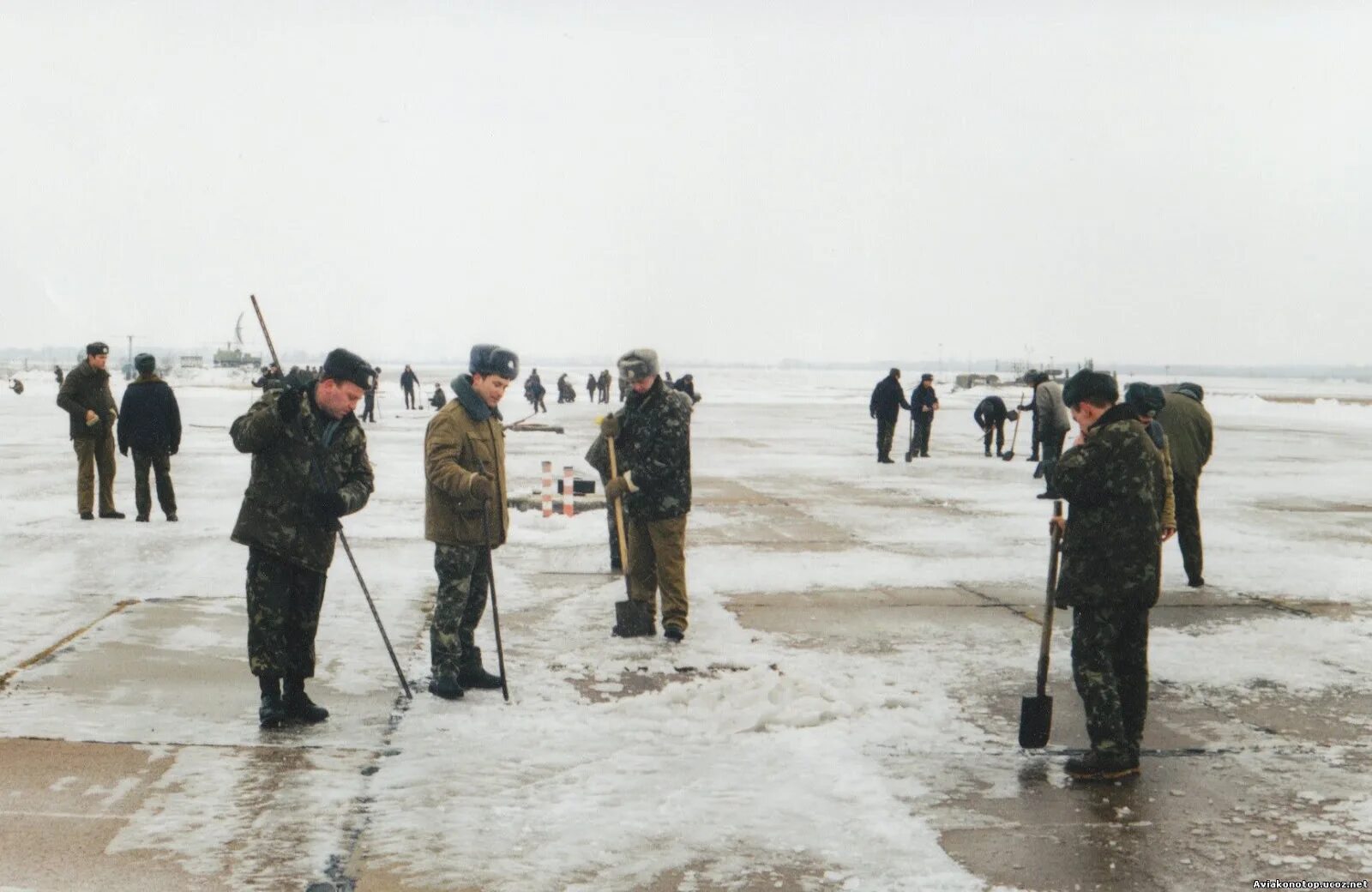 Уборка военного аэродрома летом. Уборка военного аэродрома фото. Уборка военного аэродрома летом фото. ПХД пена. Летная ли погода