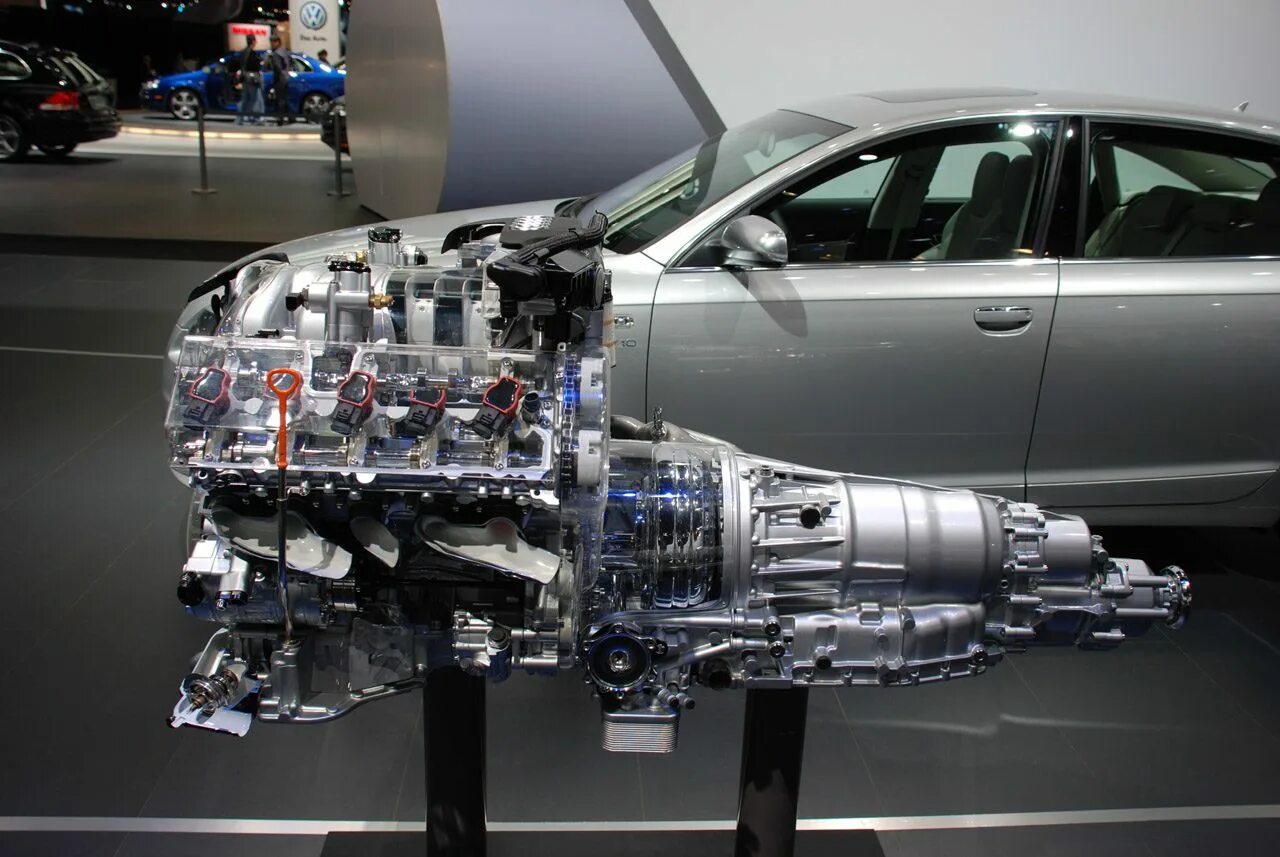 Двигатель с кпп. V10 5.2 Audi. Audi v10 engine. Audi v10 FSI. Двигатель v10 Audi.