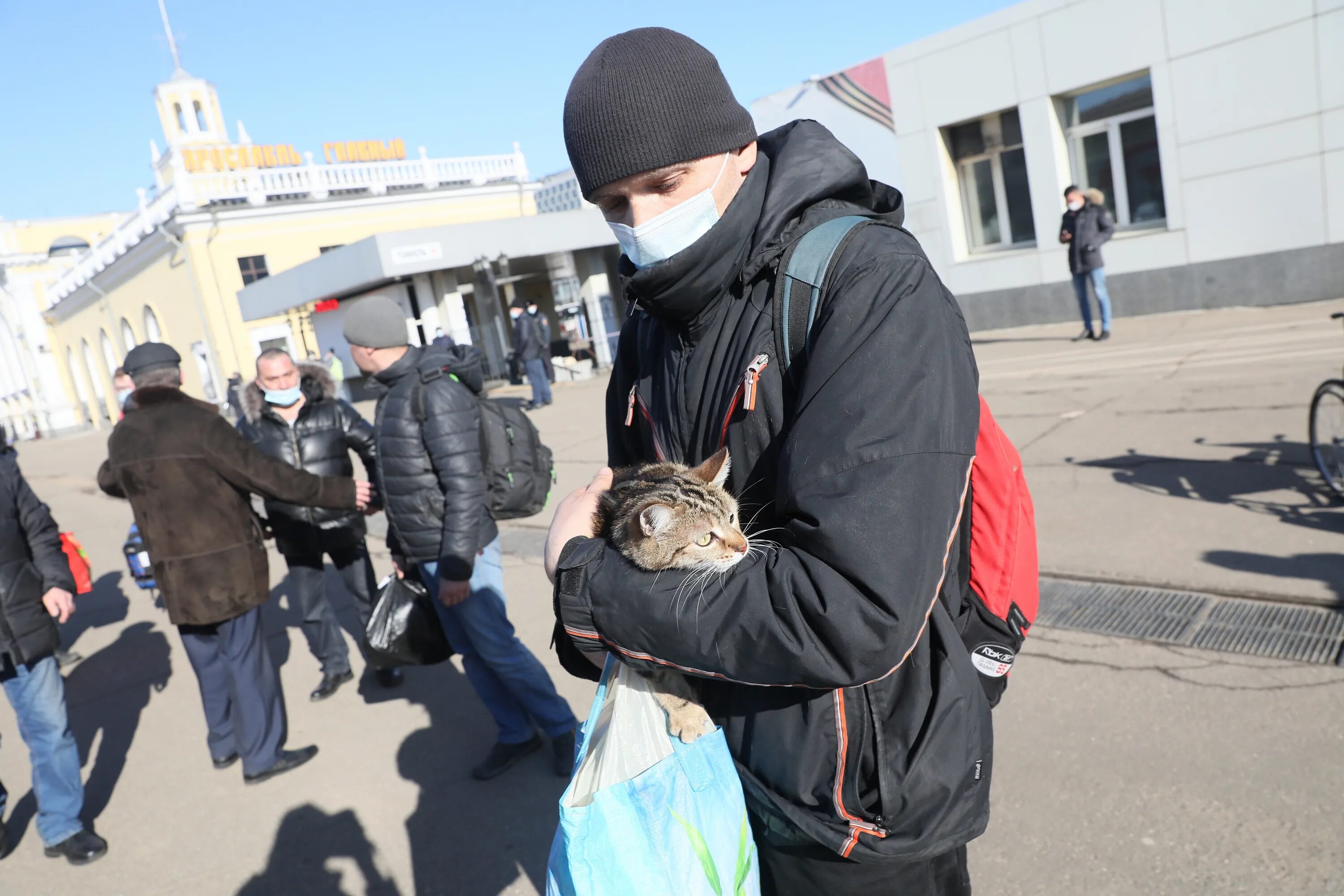 Люди на вокзале. Беженцы с Донбасса в Ярославле. Беженцы в Ярославле. Мариуполь беженцы. Самые важные новости украины