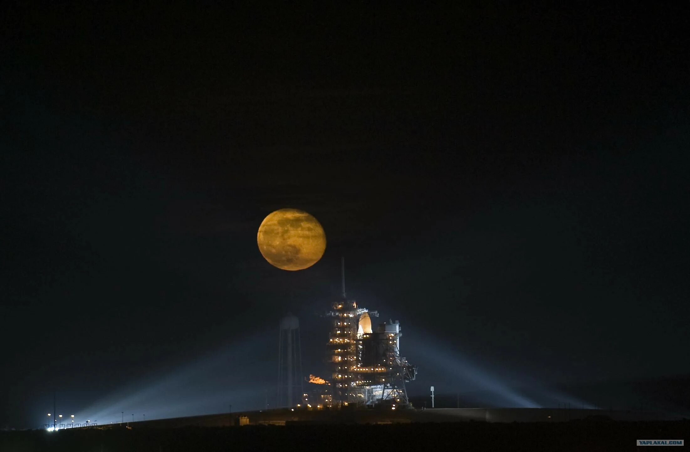 Ракета Аполлон 11. Ракета на Луне. Космическая станция на Луне. Космическая ракета на Луне. Перекрасил луну в миллионы разных цветов