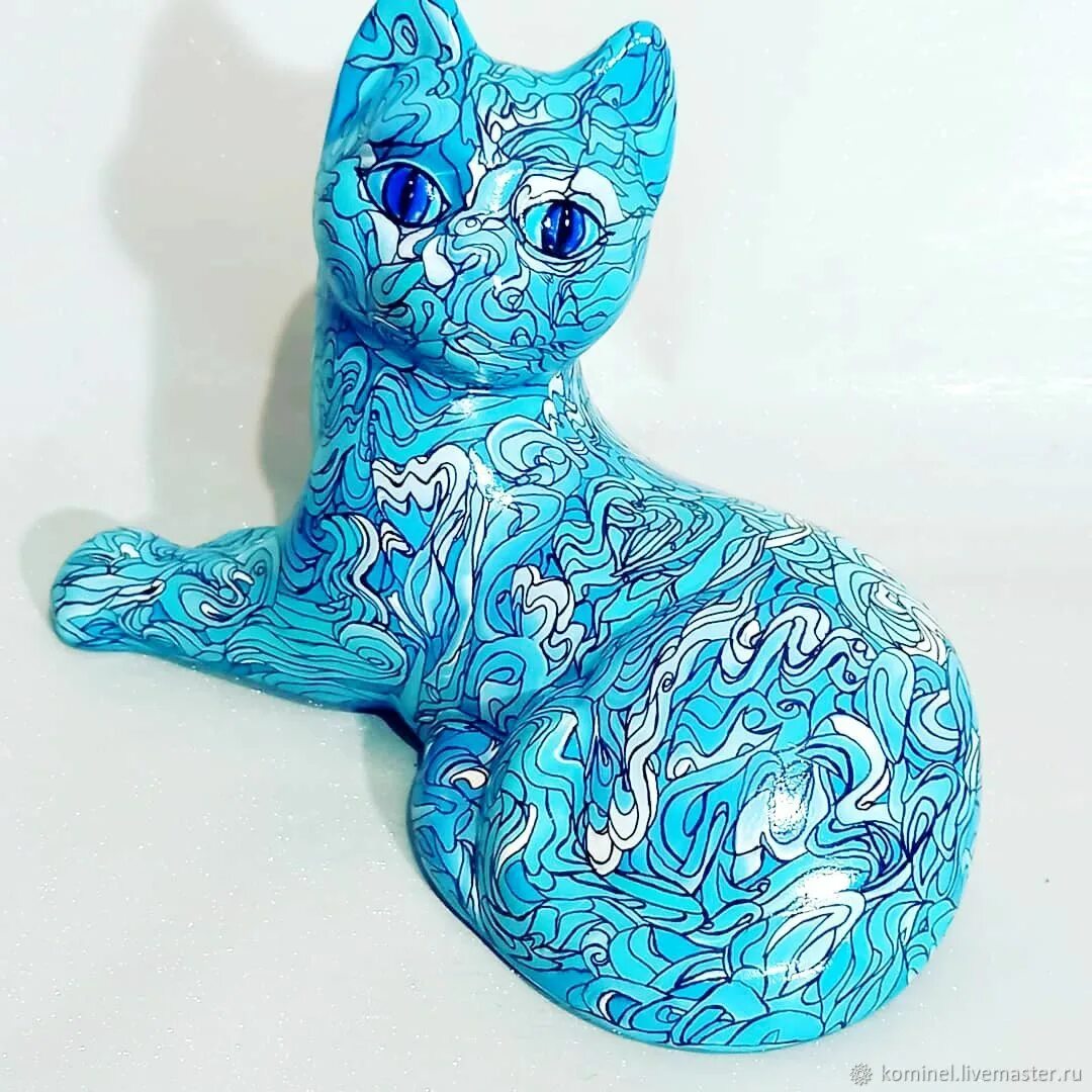 Керамическая кошка купить. Керамические кошки. Фиолетовая кошка из керамики. Изделия для декора. Керамическая кошка под Гжелку покраска.