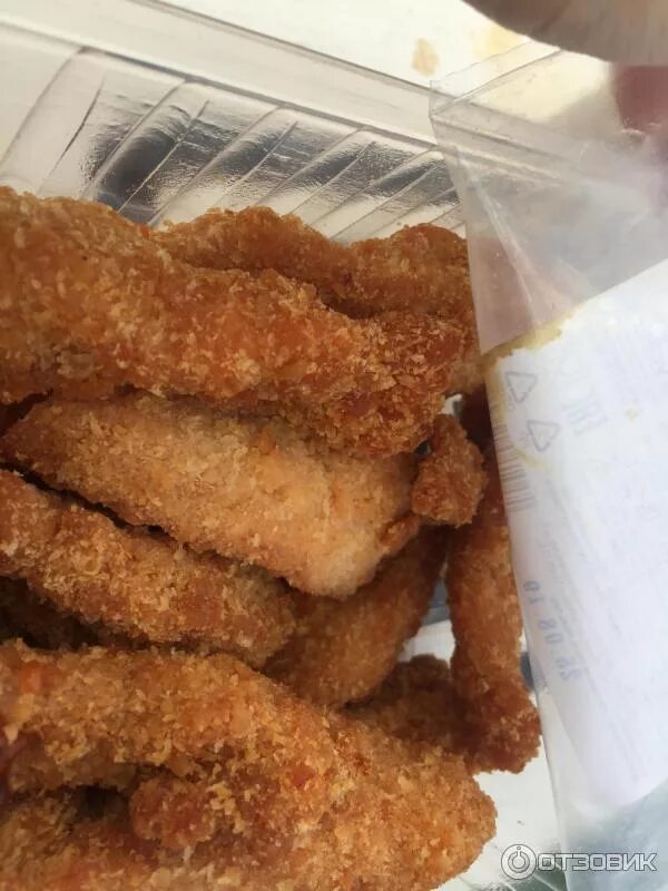 Наггетсы по красной цене. Наггетсы на тарелке. Стрипсы из курицы. Наггетсы ермолино. Наггетсы.