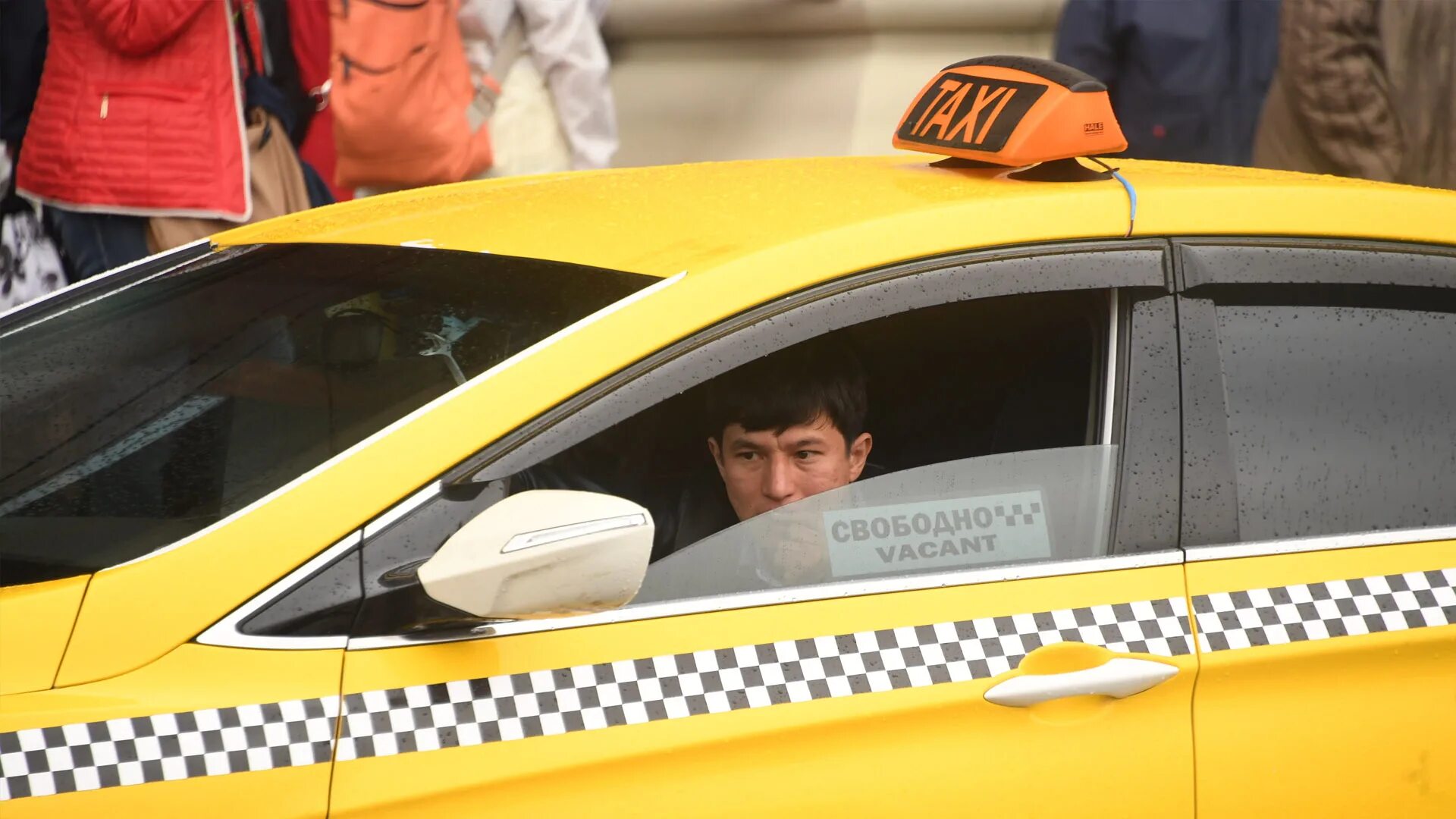 Таксист в москве. Водитель мигрант. Опасность от мигрантов. Мигранты в такси в москве. Таксист мигрант.