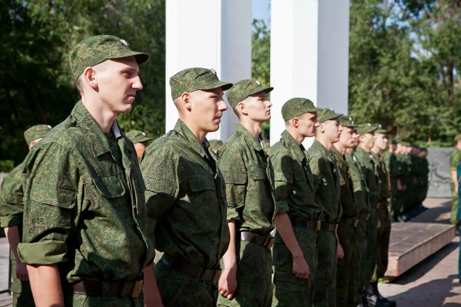 Служба в армии. Солдат Российской армии. Военнослужащие призывники. Солдат срочной службы. Служить в вс рф