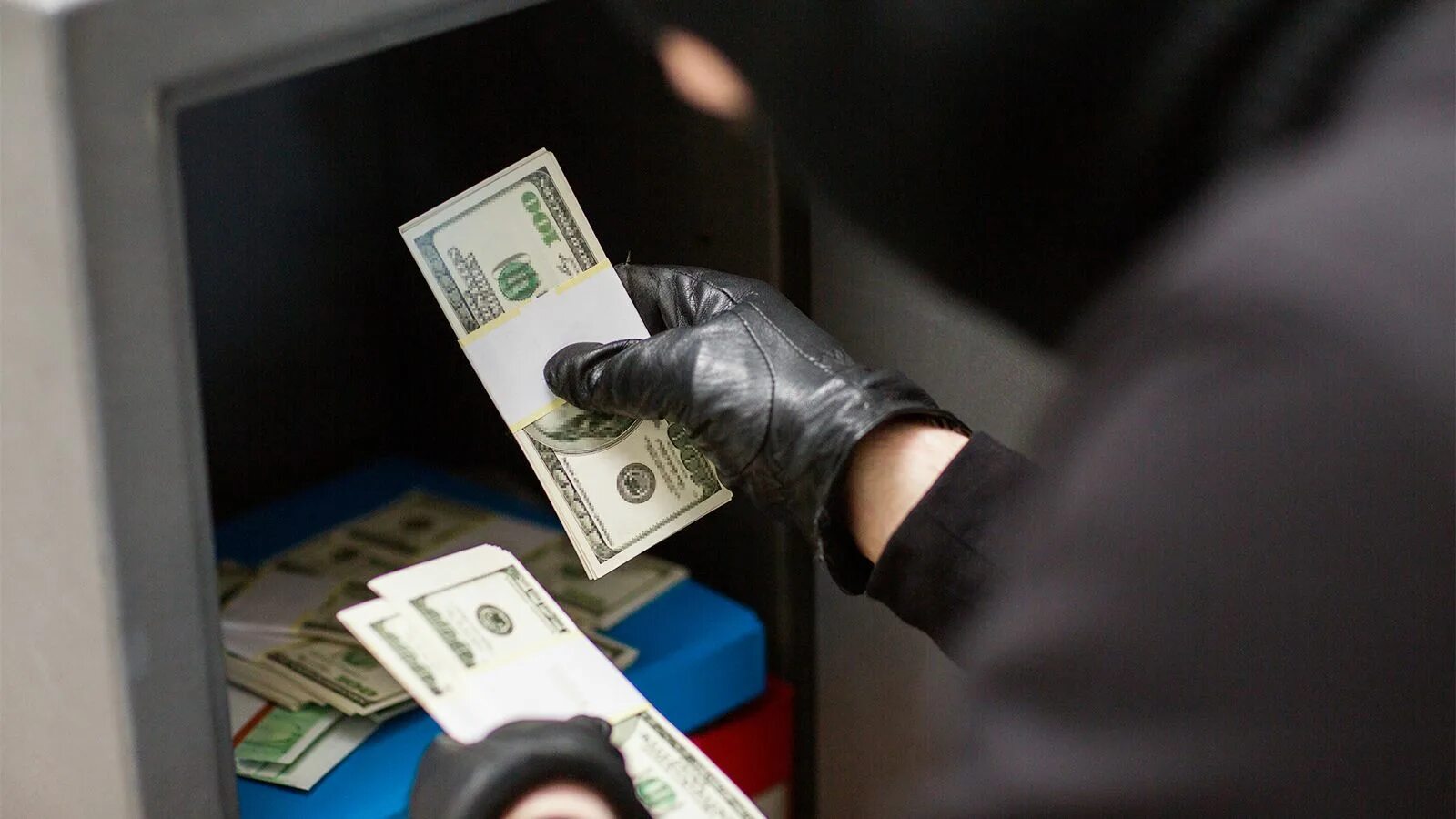 Грабитель украл деньги из сейфа.