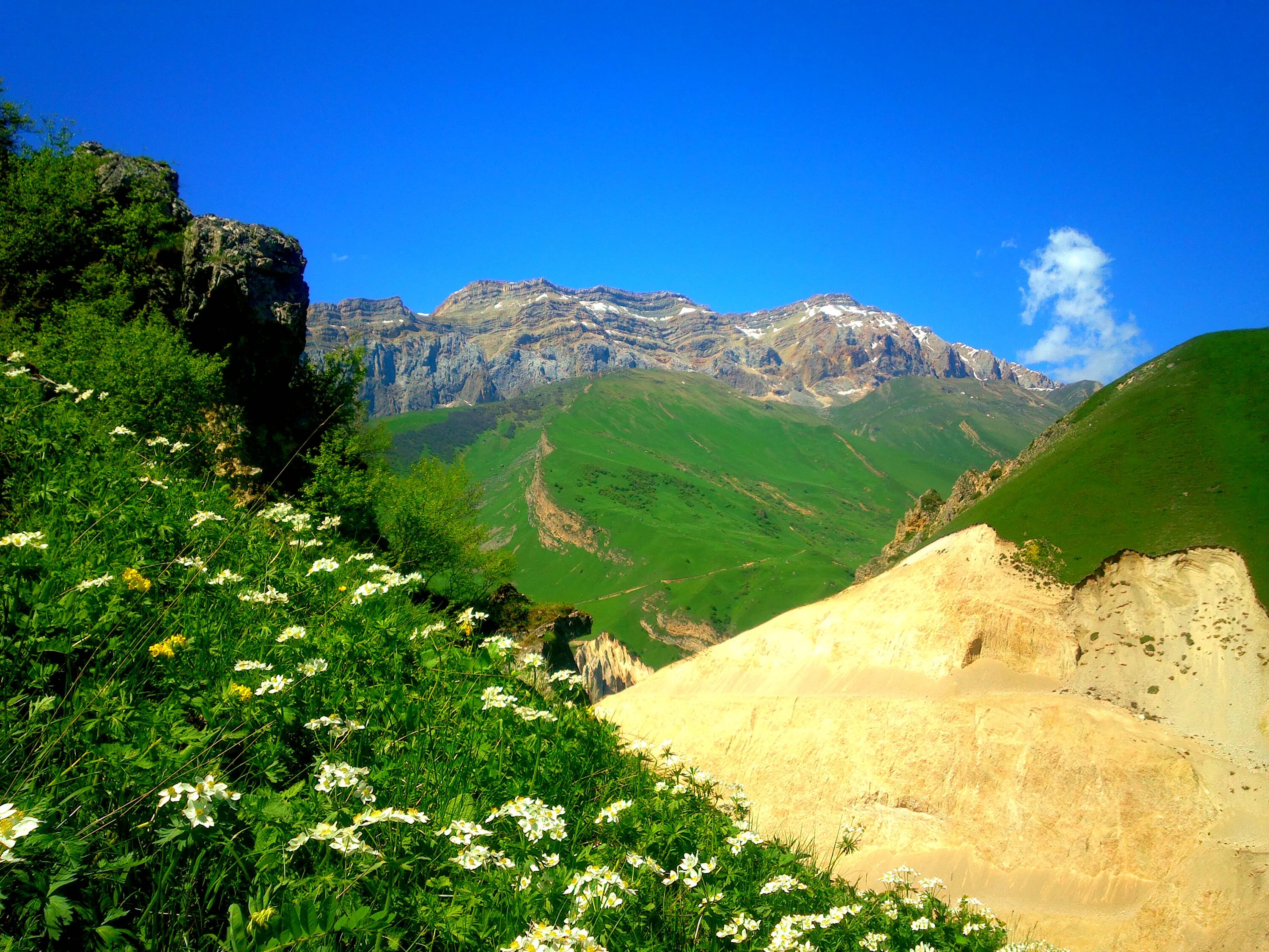 Азербайджан горные. Горы Кавказа Кусары. Кусары.гора Шахдаг. Природа Азербайджана Кусары. Гора Шахдаг в Азербайджане.