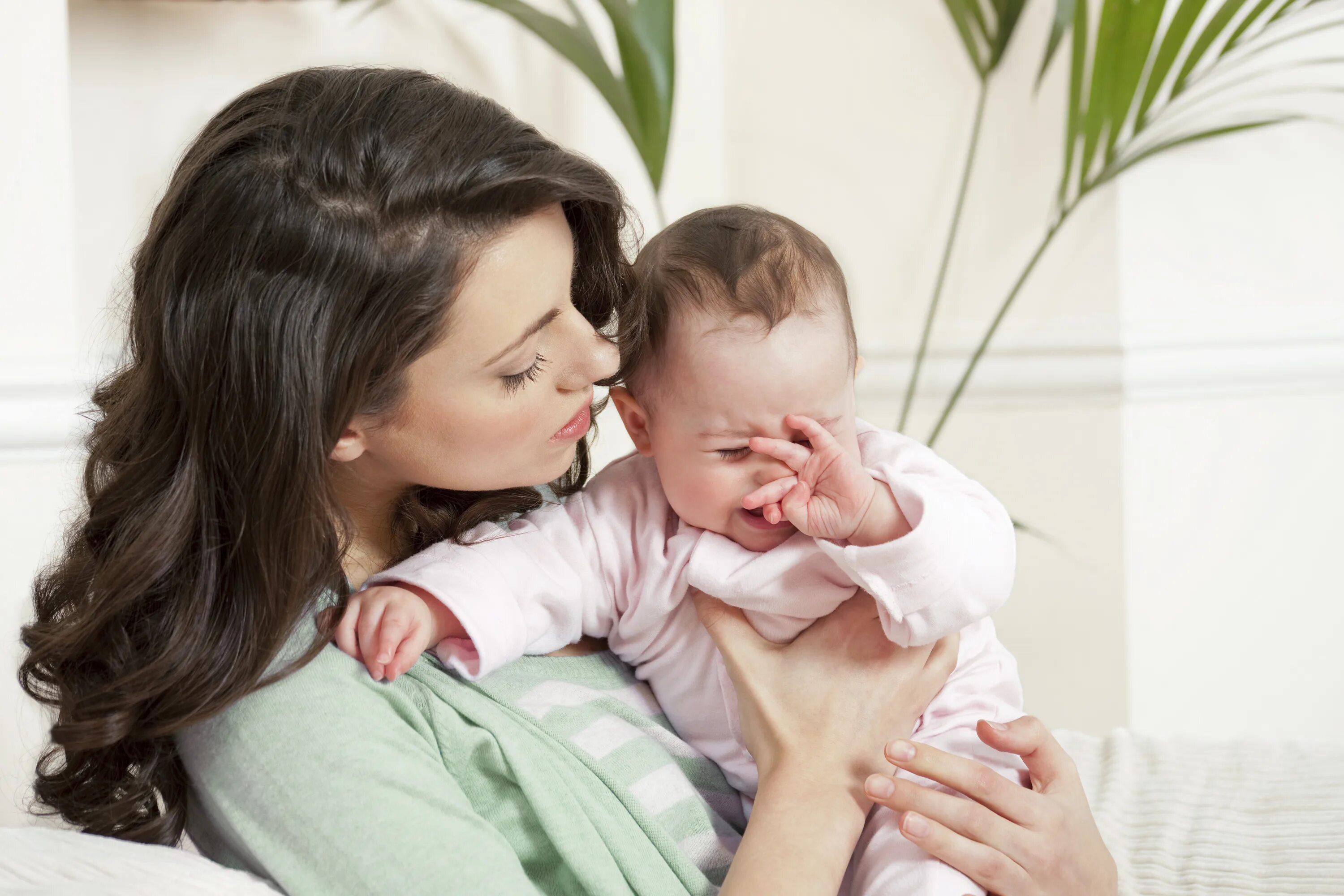 Мать утешает ребенка. Ребёнок истерит в магазине игрушек. Как успокоить ребенка форум. Женщина с ребенком. Успокаивать ребенка на руках.