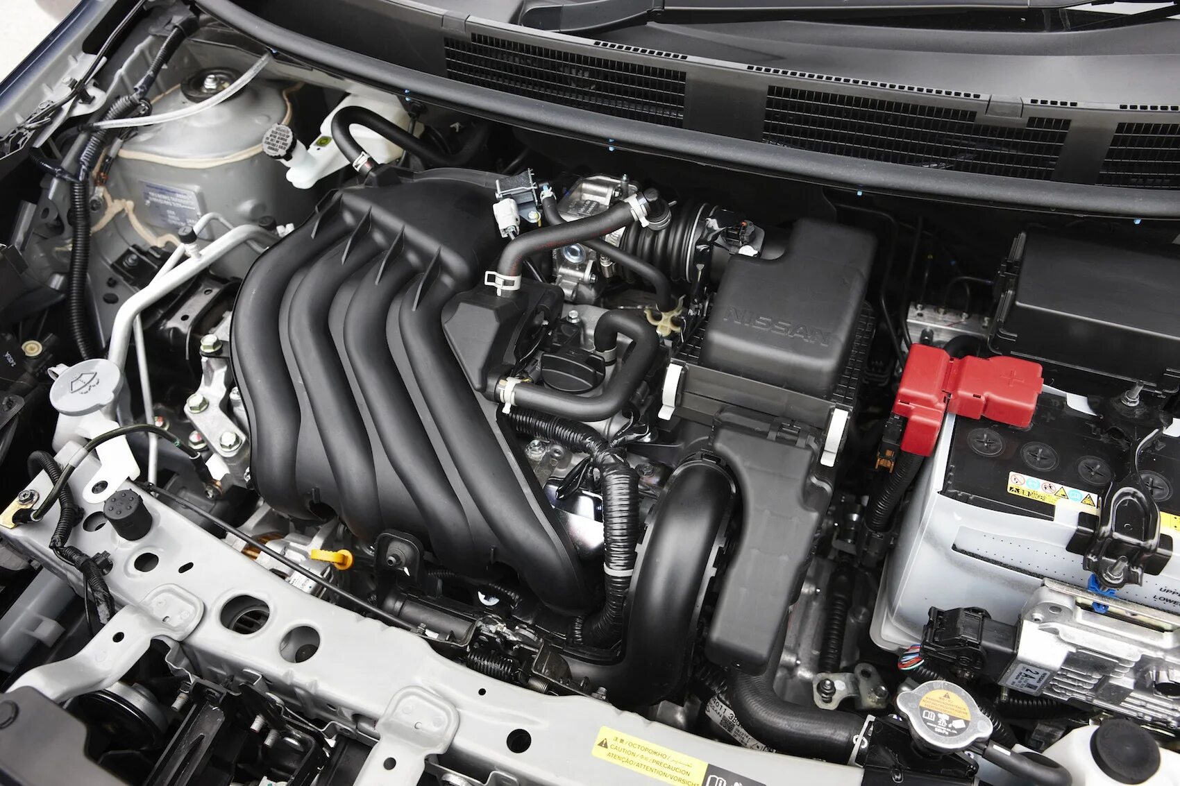 Двигатель ниссан альмера g15 1. Двигатель ниссан альмера классик. 6. Ниссан альмера 2014 двигатель 1. Альмера g15 подкапотная.