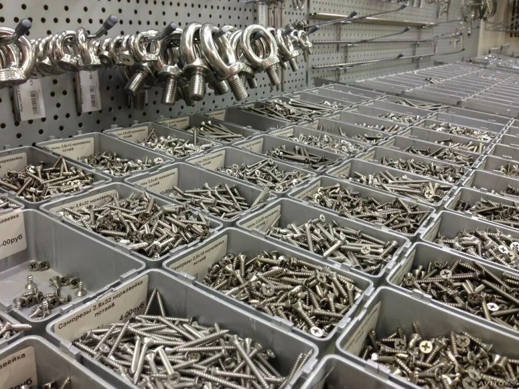 Сталь угловая 50х50х5. Стеллаж для кованых элементов. Железный продается. Розничный магазин металла. Складирование металлических труб.