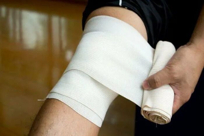 тугие повязки на суставы. иммобилизирующая манжета/бандаж наколенник, эластичный бинт. эластичный бинт на колено. бинтование колена эластичным бинтом. бандаж-лента фиксирующий локтевой сустав.