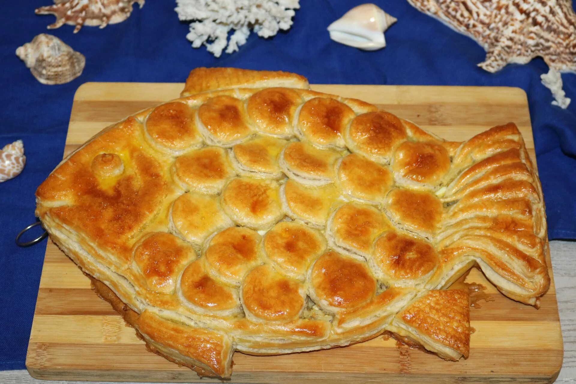 Пирог Золотая рыбка. Пирог с рыбой «Золотая рыбка». Красивый рыбный пирог из дрожжевого теста. Украшение рыбного пирога из дрожжевого теста. Слоеный рыбный пирог рецепты