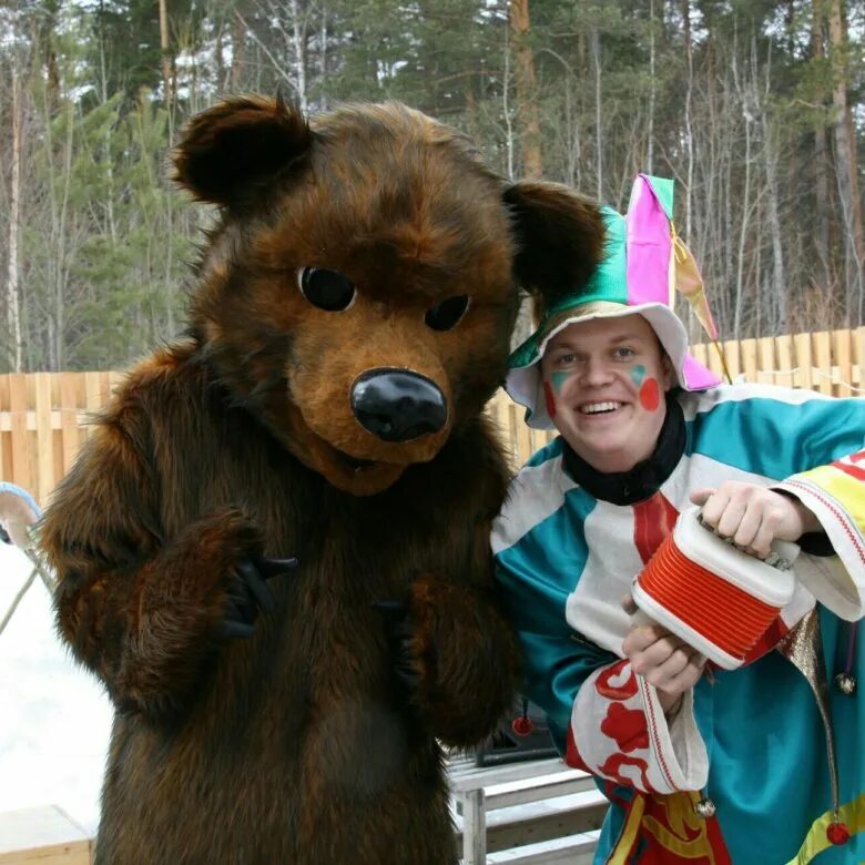 Костюмы медведя на праздник. Медведь клоун. Костюм медведя для мальчика. Медведь костюм скомороха. Аренда костюма медведя